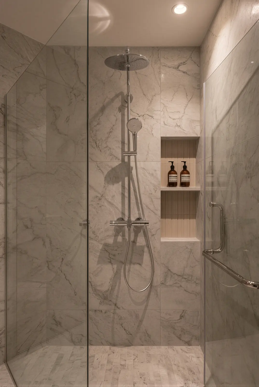 Marble shower. Sunshine Plaza Residences, 3-bedroom condominium · Singapore, renovation by ELEVATED.